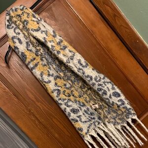 Elegant Floral Patterned Scarf in Yellow and Blue